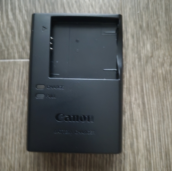 Canon Black Powershot Elph 120 IS in Box With All Paper Work - Picture 8 of 11